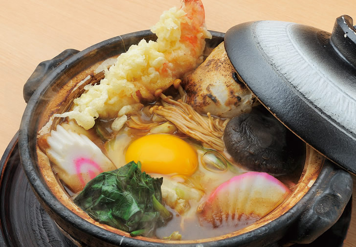 ▲Miso nabe Kishimen (with tempura and rice cake)