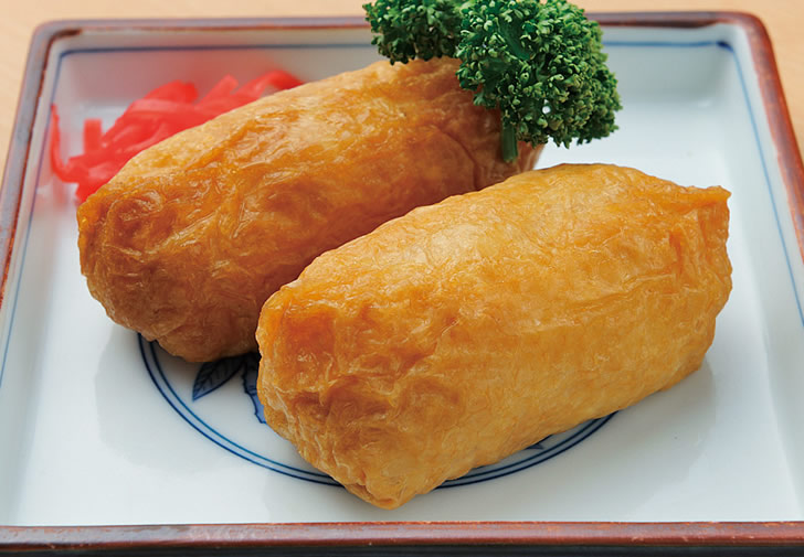 ▲Inarizushi (sushi rice wrapped inside the deep-fried tofu pockets)